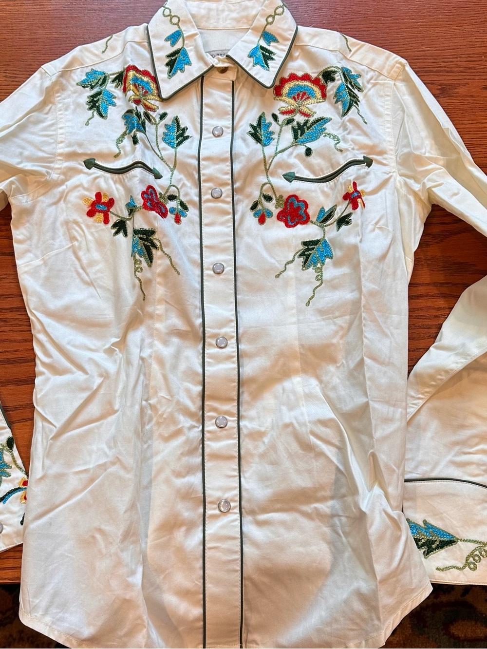 Rockmount Ranch Wear. 
Women's NWT
Embroidered Floral Western Button-Up Shirt.